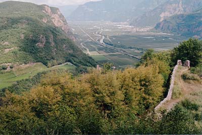 Panoramica della valle dell'Adige da Castelchiaro. In centro foto potete scorgere un torrione del Castello di Laimburg.