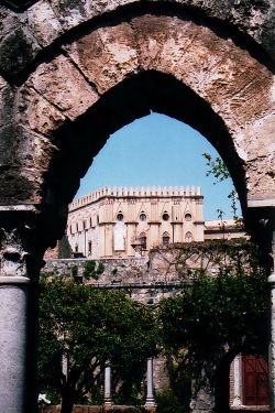 Il Palazzo dei Normanni visto dal chiostro della cappella di San Giovanni degli Eremiti.